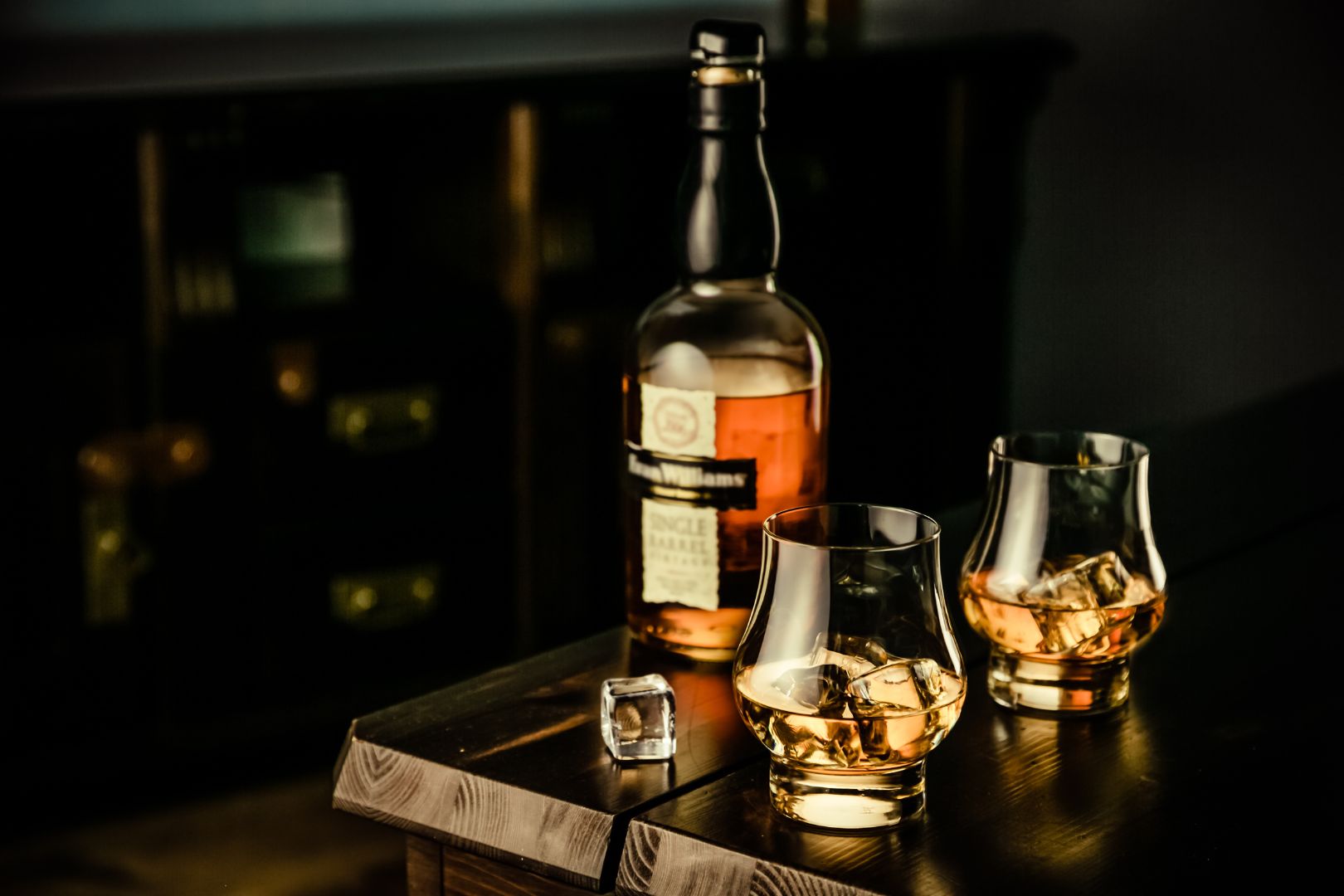 Como Organizar Garrafa de Whisky em Casa