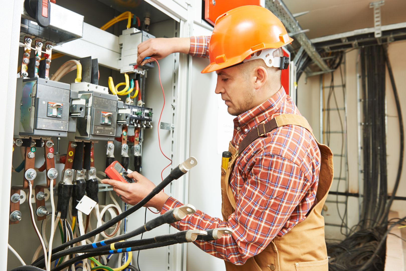 tipos de servicos que exigem um eletricista profissional