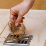 Como desentupir ralo do chuveiro cheio de cabelo